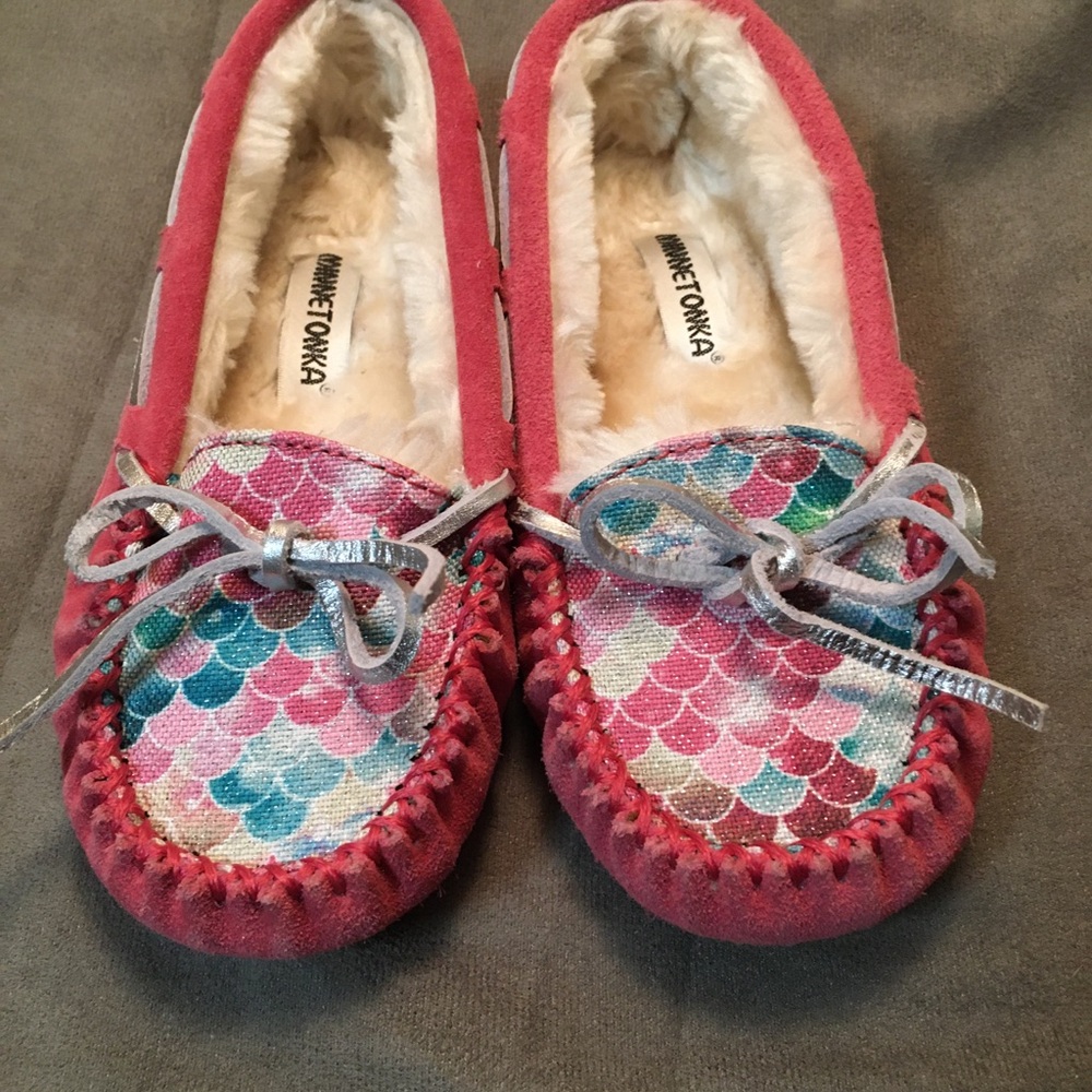 Minnetonka Cozy Faux Fur Lined moccasin/slipper.